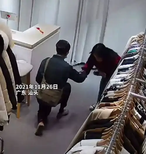一男子进店下跪推销商品,被女店员拒绝后骂人离去
