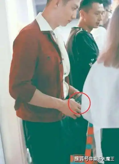 黄景瑜热巴瑜生热爱cp成真手机壳已有女友,与热巴带情侣款引热议
