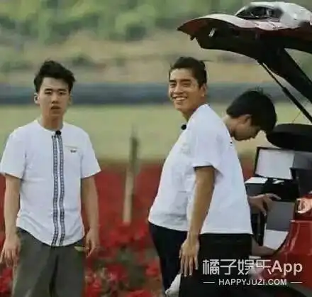 明星错位图集锦何炅撒贝宁情侣米奇头,周杰伦穿高跟鞋有点妖娆
