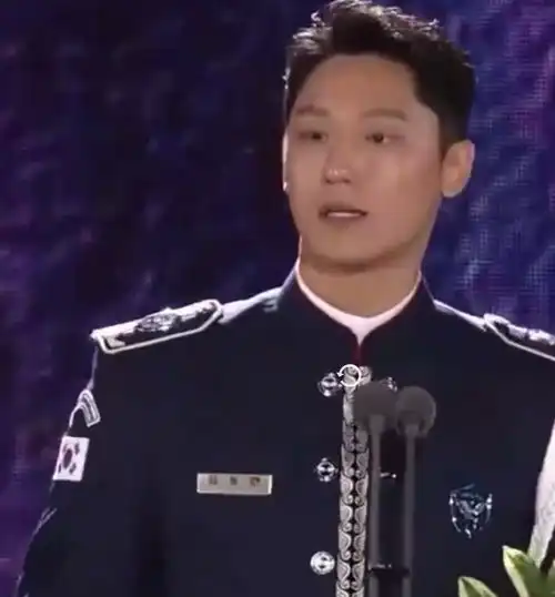 李到晛林智妍出席百想艺术大赏小情侣首次同框
