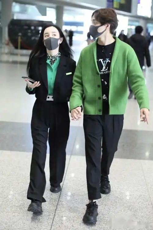 张檬小五手牵手甜蜜现身机场两人身着同色系情侣衣恩爱十足
