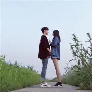 2018最火情侣头像双人在海边的在大闹的
