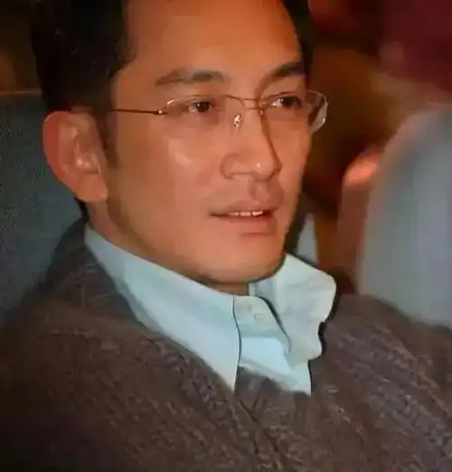 当年,43岁的吴启华豪掷650万迎娶了22岁的娇妻石洋子
