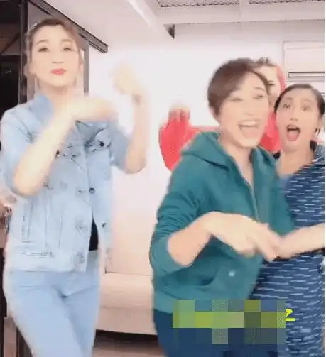 朱茵发福明显有点不敢认,网友纷纷调侃有大妈的样子了
