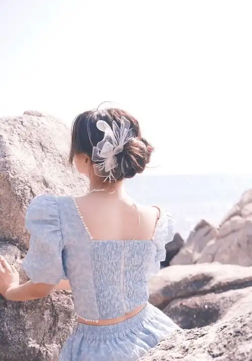 杨超越最大的优势就是颜值,在海边穿着公主裙,画风着实完美
