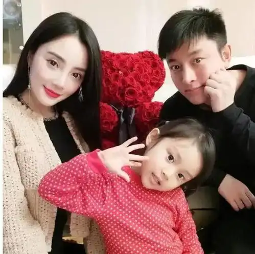 离婚后首次同框贾乃亮李小璐疑复婚一组照片说明了一切
