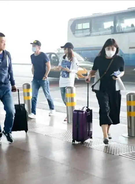 林心如霍建华走机场,林心如穿白t恤好低调,霍建华全程黑脸
