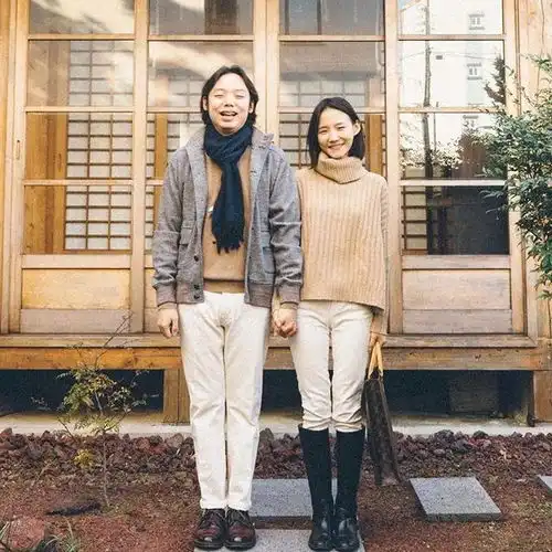 ins上这对小夫妻每天在院子里拍一张合影,表情动作都不变,却引来30万的网友围观
