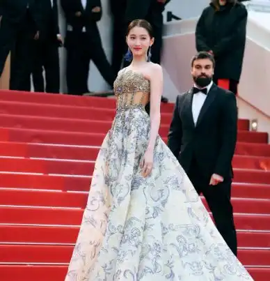 关晓彤没电影代表作,却四次走戛纳红毯,成某冰张馨予后又一毯星
