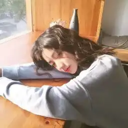 我不羡慕街上热吻的情侣我只羡慕深巷里牵手的老人
