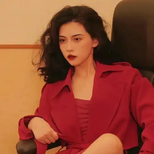 来欣赏一下港风又美又飒的美女
