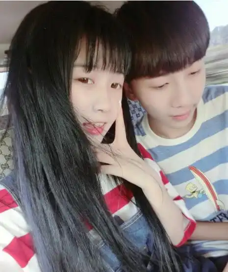 杨清柠官宣新恋情后,男友现身脖子上印记却成亮点,网友真野
