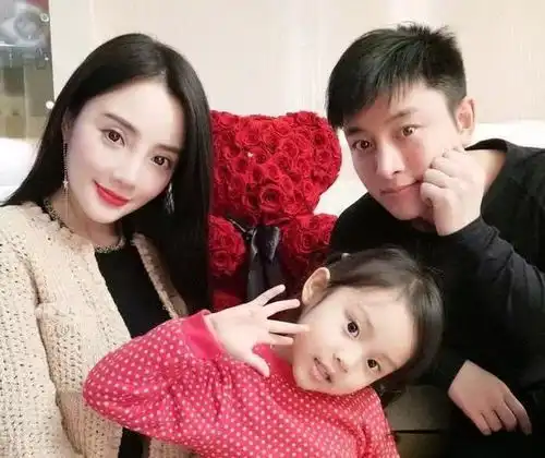 贾乃亮李小璐复婚实锤身着情侣装一周多次被拍同框
