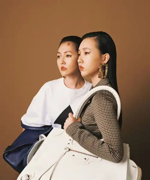 许曦文给小s长脸为全球五百强企业代言,穿着土气却被赞高级脸
