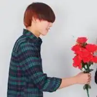 可爱带字的qq情侣头像两个人在一起呆久了会渐渐变得相似
