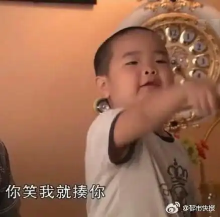 打败宋民国和安吉成为最红表情包的谢飞机,居然长这么大了
