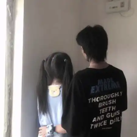 情侣头像双人两张一副看透世俗的样子
