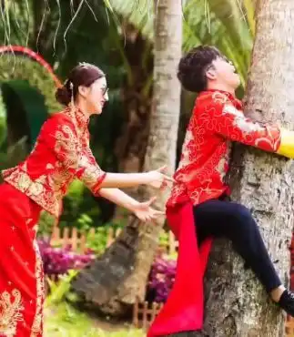 小情侣拍婚纱照,新郎被逼爬上树,成品出来后却很满意
