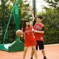 篮球场上浪漫情侣头像一对两张
