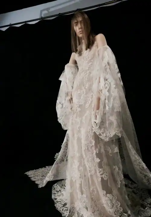 72岁婚纱女王王薇薇亲自上阵穿婚纱拍大片,扮新娘个性十足
