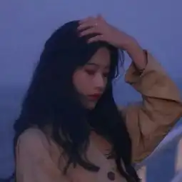 紫色背影女生头像紫色的唯美图片
