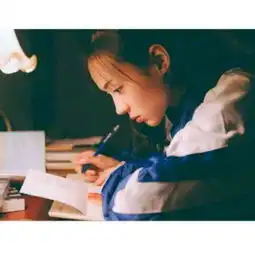 情侣头像一对两张,穿着校服趴在桌上写字
