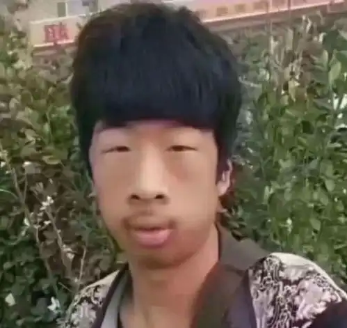 我想要一张可爱的,脸稍微有点胖的,短发的并且戴眼镜卡通女生图片
