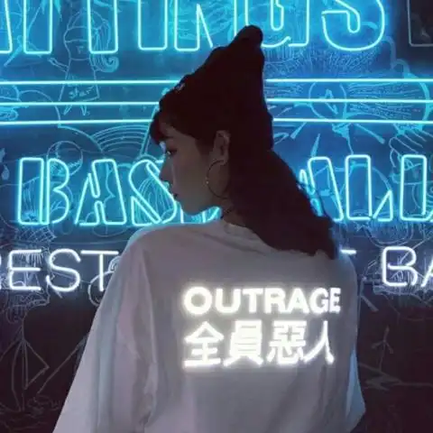 孤独坐在海边的男生背影qq头像高清
