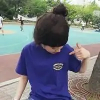 超过三个人的相同人不同动作的图片
