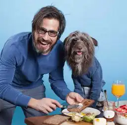 双语男人和爱犬的呆萌亲子装写真图
