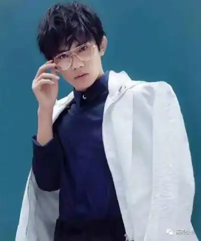 易烊千玺上热搜指点江山太亲和,网友看把黄子韬激动的
