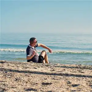 海边背影头像站在海边拍照的男生女生图片
