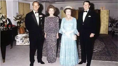1983年英国女王夫妇访美,迎接他们的美国总统夫妇,如今都已过世
