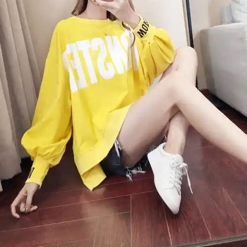 偷偷告诉你,卫衣减龄更潮流,几年不过时,先穿先美
