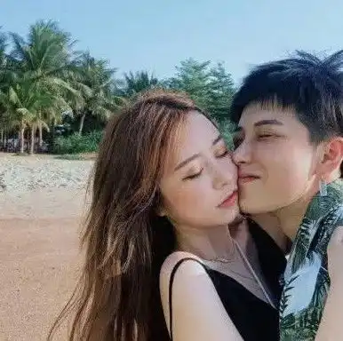 第一次么么哒,男生就敢对你做几个冒犯动作,恭喜遇到小奶狗
