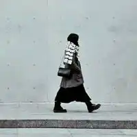 手不要给别人牵,怀抱也要留给我
