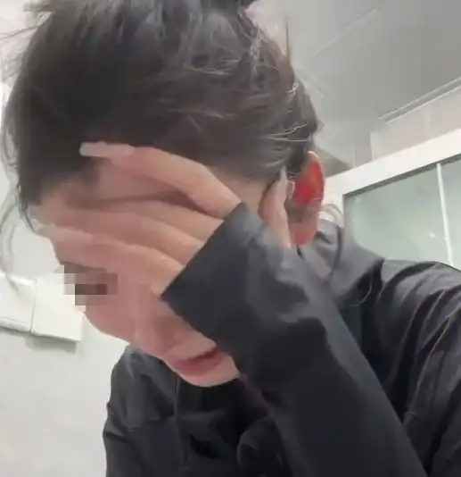 湖北女子得知男友花22万娶别人,情绪失控痛哭,我要16万都嫌多
