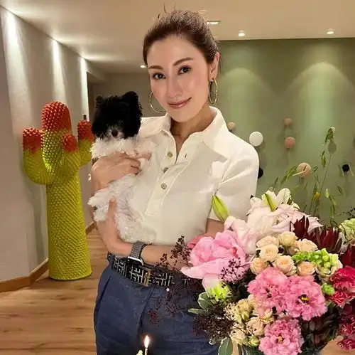 李嘉欣坐游艇出海,穿泳衣秀完美身材,岸边的半山豪宅是亮点
