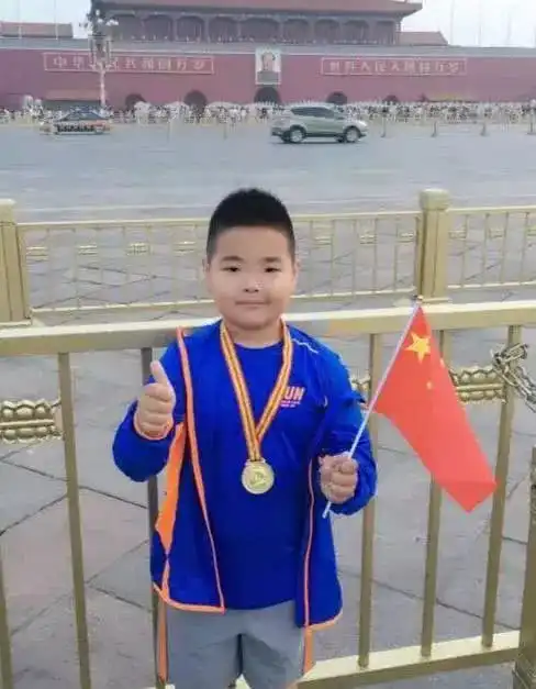 还记得乡村爱情里的表情包谢飞机吗如今14岁的他变帅了
