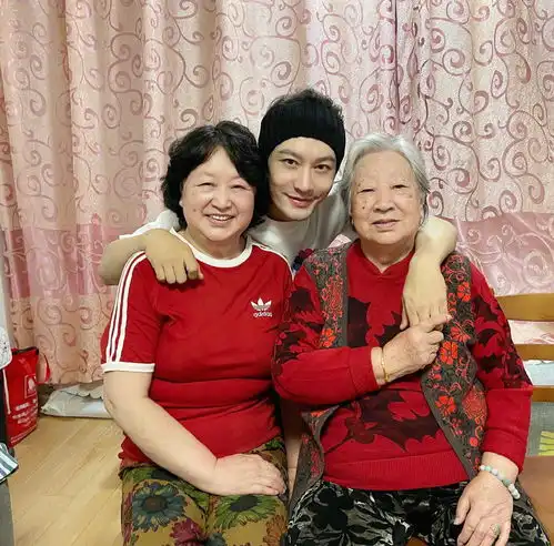 2年后首次同框,黄晓明夫妇成最大看点杨颖生日会不会有惊喜
