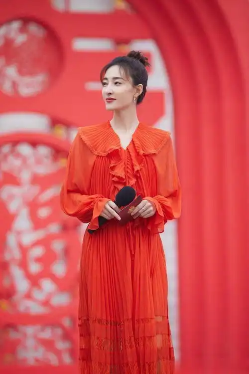 今夏火了一款裙子叫例假裙,时髦又显白,谁穿谁美
