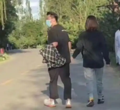 偶遇郑恺苗苗和妹妹散步,新婚夫妇手牵手好甜,苗苗背影像极孕妇
