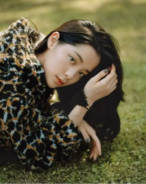欧阳娜娜成功升级服装设计师,小鹿斑比私服,件件可爱又时尚
