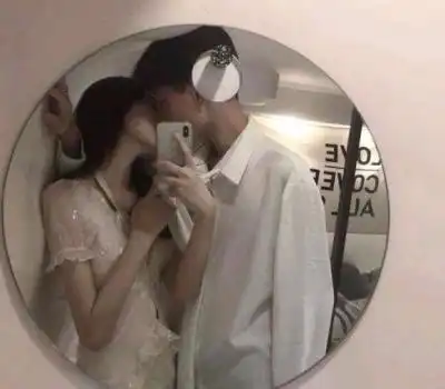 情侣接吻时,女生有这3个小动作,说明ta真的爱惨了你
