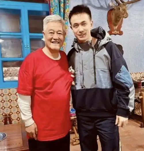 cba总决赛结束后,赵本山特意宴请主帅杨鸣,不愧是辽宁队铁粉
