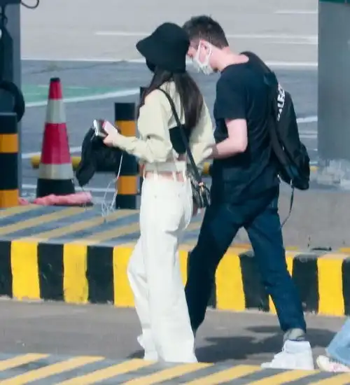 赵丽疑夫妇罕同框,曝冯绍峰专程赶北京接老婆,贴身紧跟似连体婴
