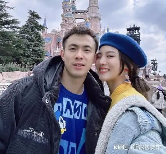 男篮国手情人节秀恩爱赵继伟晒与娇妻合影忙里偷闲太甜了
