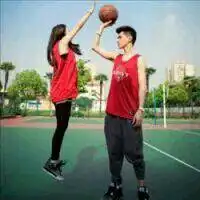 篮球场上浪漫情侣头像一对两张
