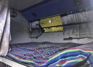 印度的情侣大巴车内设有双人床,帘子一拉就可享受二人世界
