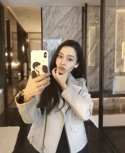 吉娜晒自拍照甜笑如花,手机壳藏不住与老公郎朗甜蜜恩爱
